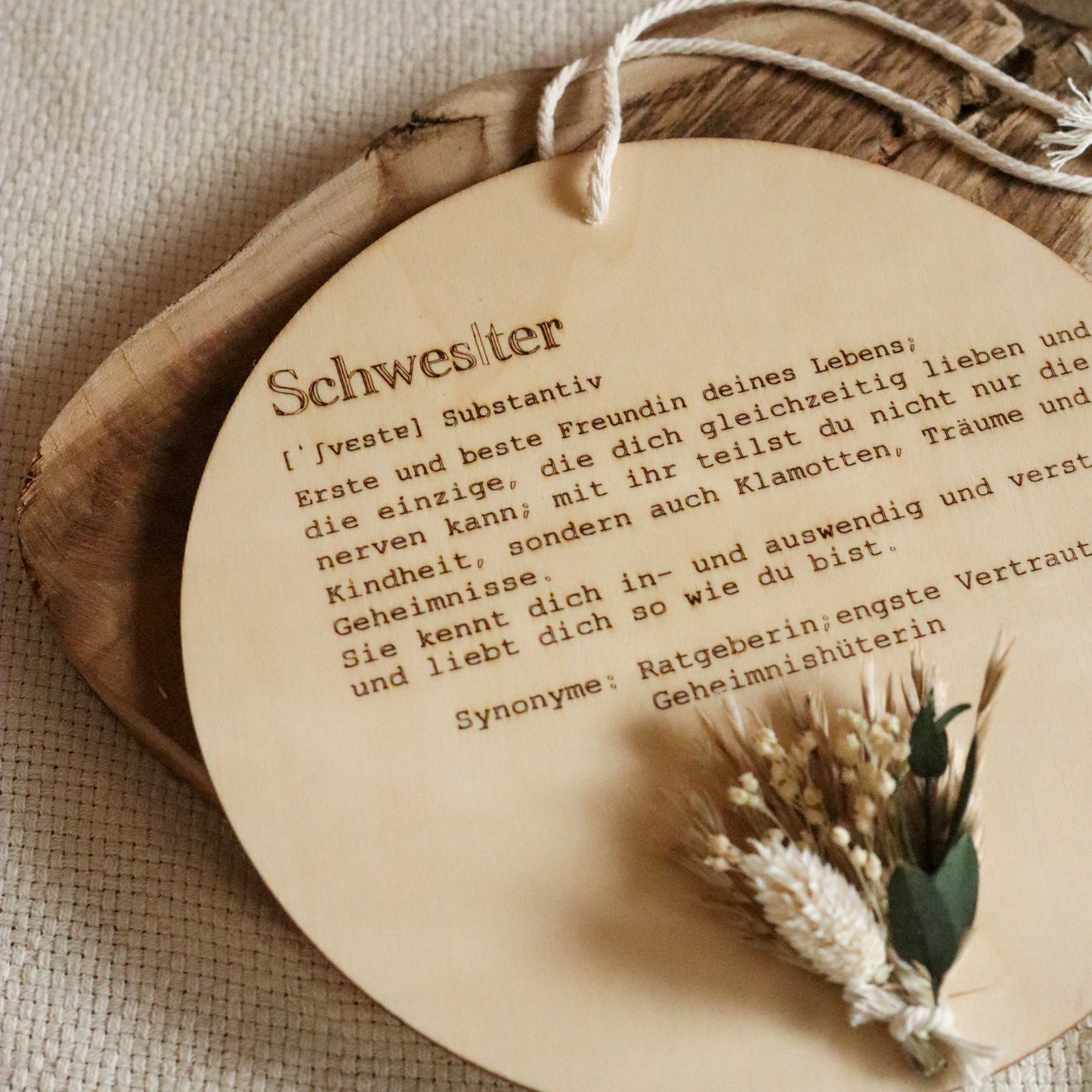 Holzschild mit Trockenblumen | Definition Schwester